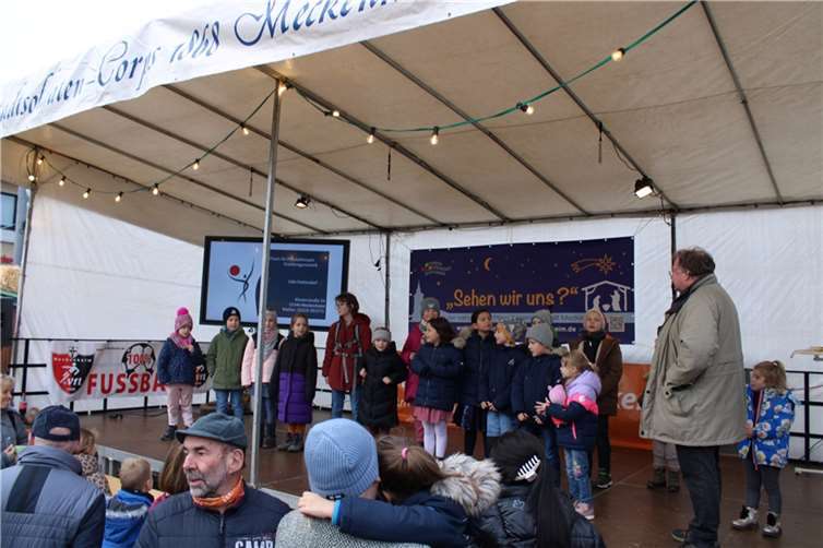 Die Grundschulkinder begeisterten mit weihnachtlichen Liedern und Vorträgen. Fotos: DU