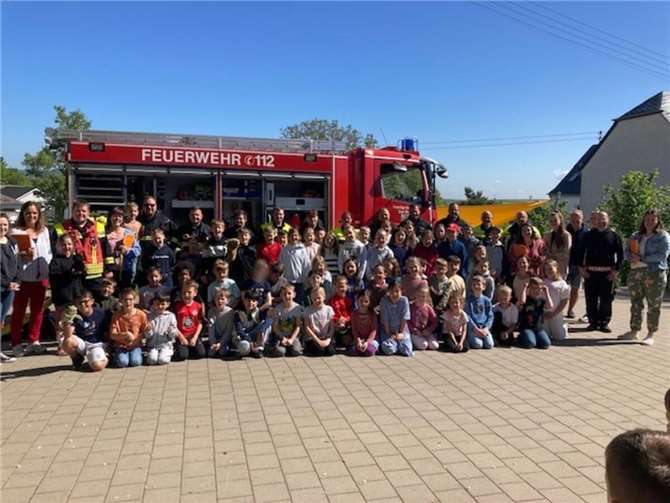 Die Grundschulkinder der Grundschule Martinsburg Hausen mit den Einsatzkräften der Feuerwehr.  Foto: privat
