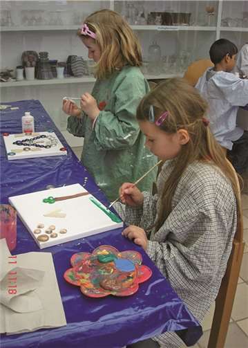 Die Grundschulkinder verbrachten einen aufregenden Tag im Rheinbacher Glasmuseum und durften auch selbst Hand anlegen.Privat