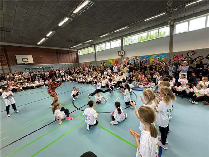 Die Grundschulkinder zeigen ihre akrobatischen Künste. Foto: privat