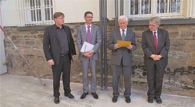 Eröffnung des Sommersemesters Die Grundsteinlegung vollzogen haben (v.l.n.r.): Hanno Fischer, Architekt; Michael Zimmermann, kaufmännischer Geschäftsführer der PTHV; P. Dr. Alfred Schuchart SAC, Rektor der Kommunität und Prof. Dr. Paul Rheinbay SAC, Rektor der PTHV.