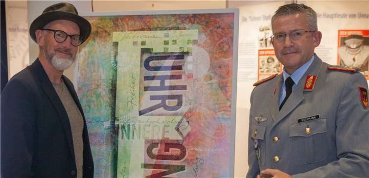 Die Grundwerte der Führungskultur der Bundeswehr in Szene gesetzt: Generalmajor André Bodemann (r.), Kommandeur des Zentrums für Innere Führung, mit dem Künstler Stephan Maria Glöckner.Foto:Tobias Wachner