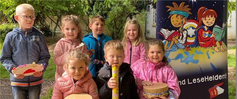 Die Gruppe 1 der Lesehelden. Stolz präsentierten alle Kinder ihre selbst gebastelten Instrumente. Fotos: privat
