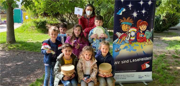 Die Gruppe 2 der Lesehelden. Frau Groß-Theis von der Bücherei besuchte die Kinder.