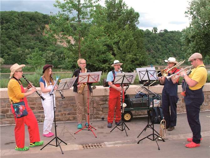 Die Gruppe „Aerophonix“ sorgte für unterhaltsame Musik auf der Uferstraße.