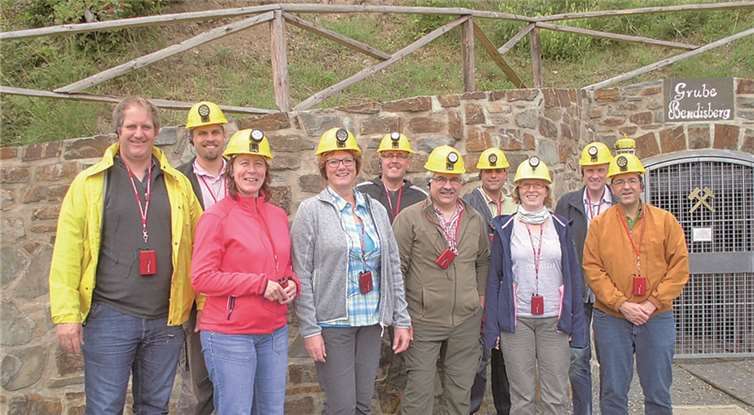 Die Gruppe Bernd Schneider vor dem Einstieg in die Grube. privat