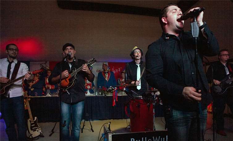 Die Gruppe „Bulle Wuh“ heizte die Stimmung in der ausverkauften Schützenhalle an. JOST