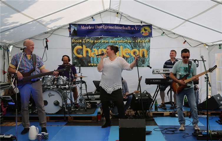 Die Gruppe „Chamäleon“ sorgte am Sonntag für den passenden Sound.StF