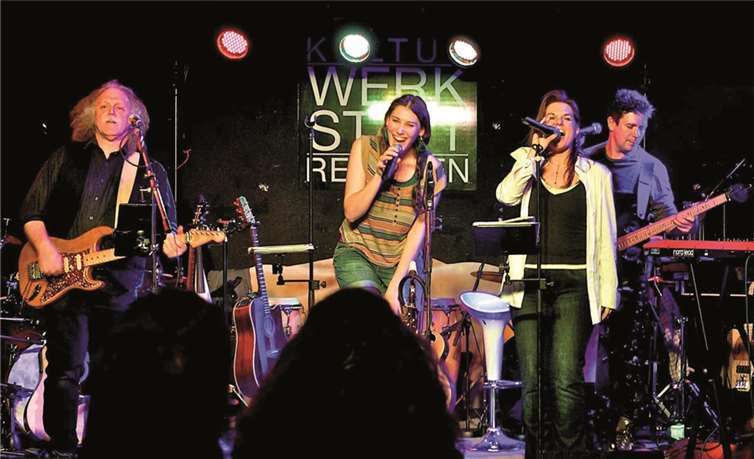 Die Gruppe „Coverstreet“ spielt Party-Rock „live“. privat