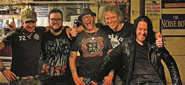 Die Gruppe DIRTY DEEDS, eine AC/DC-Coverband, wird am Samstag, 28. März, das Festzelt in Brück zum Beben bringen. privat