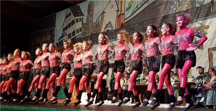 Die Gruppe „Dancing Stars“ ist eine der hoffnungsvollen Nachwuchsgruppen im Urmitzer Karneval. Fotos: KH