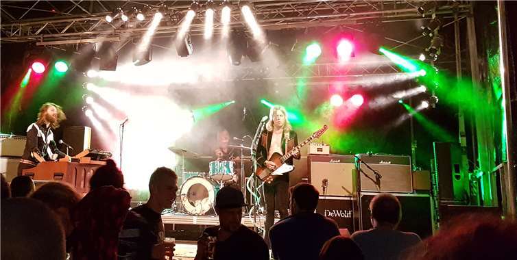 Die Gruppe „DeWolff“ lieferte mit Robin Piso an der Hammondorgel beim 14. Uferrock-Festival gute Blues- und Rockmusik im Woodstock-Style.TT