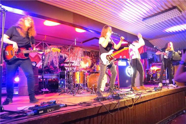 Die Gruppe „Doppelbock“ heizte die Stimmung mächtig an. Fotos: AKR