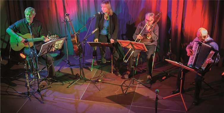 Die Gruppe „Dreydele“ auf der Bühne im Alten Bahnhof Puderbach. -WT-