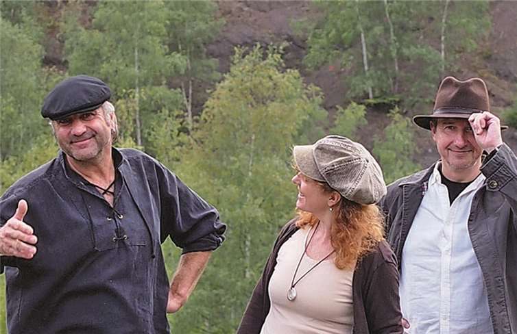 Die Gruppe „EifelFolk“ besteht aus Helmar Hoffmann, Elke und Mike Marceniak. privat