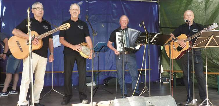 Die Gruppe „Feez“ begeisterte die Senioren u. a. mit bekannten Mundartliedern.