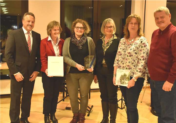 Die Gruppe Festbuch 800 Jahre Datzeroth hatte Spaß bei der Ehrung durch Bürgermeister Hans-Werner Breithausen (l.). HEP