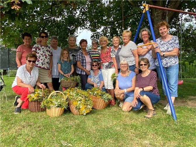 Die Gruppe Frauen versammelte sich auf dem Katharinenhof bei Hilde KurpFoto: privat