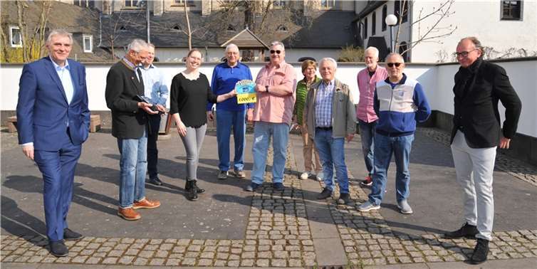 Die Gruppe „Häcker 60 Plus“ der Ehrenamtsinitiative hat durch ihre Tätigkeit 500 Euro als „Dankeschön“ von zufriedenen Nutzern des Angebots erhalten. Diesen Betrag haben die Häcker aus eigener Tasche auf 1000 Euro verdoppelt und dem Haus der Familie zur Unterstützung von geflüchteten Menschen aus der Ukraine überreicht. Dafür bedankten sich Oberbürgermeister Achim Hütten (rechts), Bürgermeister Claus Peitz (links) und HdF-Leiterin Lisa Scharrenbach (4. von links). Foto: Stadt Andernach/Maurer