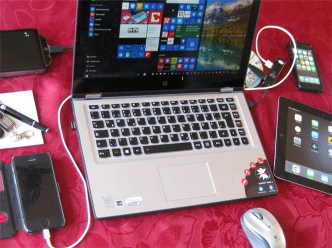 Die Gruppe „Häcker 60Plus“ der Ehrenamtsinitiative „Ich bin dabei“ bietet bei Problemen mit Computer, Smartphone und Tablet Hilfe zur Selbsthilfe während der Servicestunden im Haus der Familie an. Foto: Archiv Stadt Andernach/ Maurer