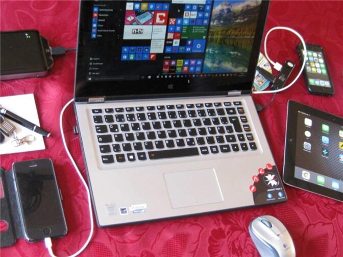 Die Gruppe „Häcker 60Plus“ der Ehrenamtsinitiative „Ich bin dabei“ bietet bei Problemen mit Computer, Smartphone und Tablet Hilfe zur Selbsthilfe während der Servicestunden im Haus der Familie an. Foto: Stadt Andernach Archiv/ Christoph Maurer