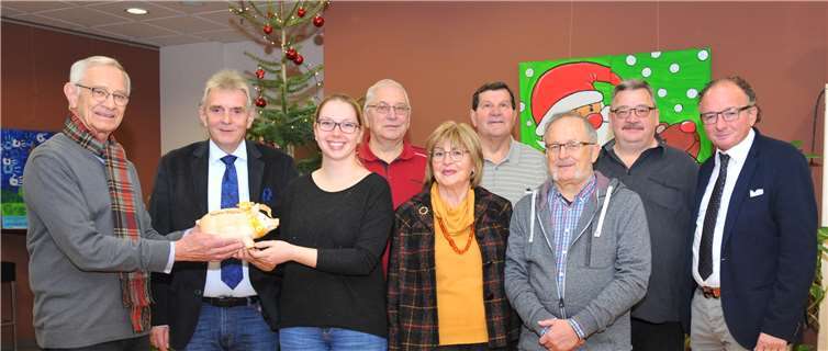 Die Gruppe „Häcker 60Plus“ der Ehrenamtsinitiative hat jetzt im Beisein von Oberbürgermeister Achim Hütten und Bürgermeister Claus Peitz eine Spende in Höhe von 500 Euro an das Haus der Familie (HdF) übergeben. Die Leiterin des Hauses der Familie, Lisa Scharrenbach, freut sich über die Spende, die bedürftigen Familien mit Kindern zu Gute kommen wird. Stadt Andernach/Maurer