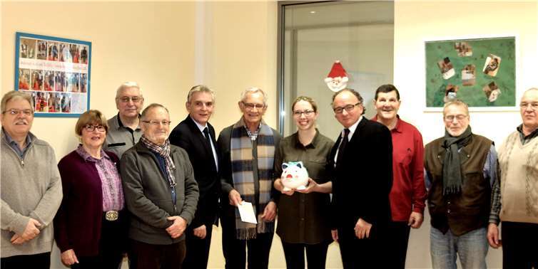 Die Gruppe „Häcker 60plus“ der Ehrenamtsinitiative hat jetzt im Beisein von Oberbürgermeister Achim Hütten und Bürgermeister Claus Peitz eine Spende in Höhe von 500 Euro an das Haus der Familie (HdF) übergeben. Die Leiterin des Hauses der Familie, Lisa Scharrenbach, freut sich über die Spende, die bedürftigen Familien mit Kindern zu Gute kommen wird.Georg Schuch