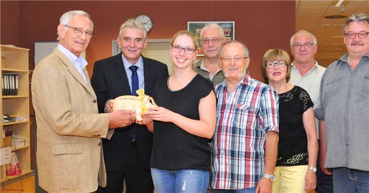 Die Gruppe „Häcker 60plus“ der Ehrenamtsinitiative hat jetzt im Beisein von Bürgermeister Claus Peitz eine Spende in Höhe von 500 Euro an das Haus der Familie (HdF) übergeben. Die Leiterin des Hauses der Familie, Lisa Scharrenbach, freut sich über die Spende, die bedürftigen Familien mit Kindern zu Gute kommen wird.Stadt Andernach/Maurer