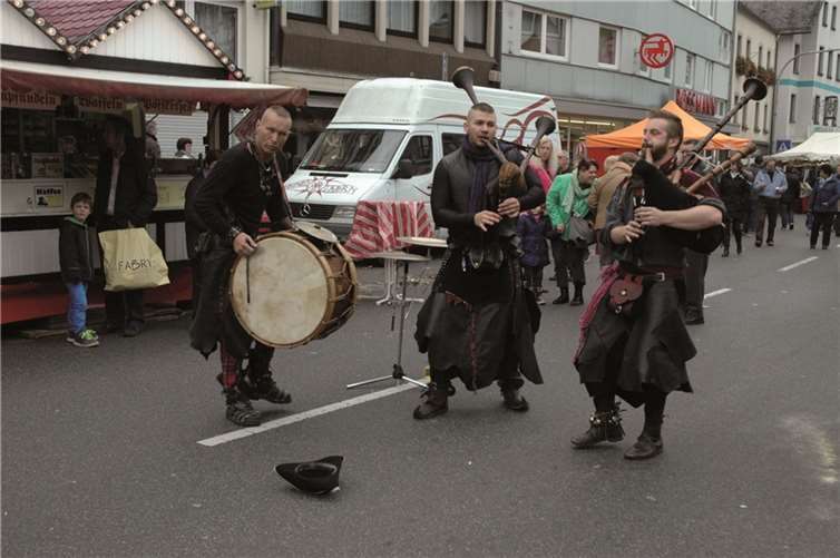 Die Gruppe „Heidenlaerm“ verzauberte die Martinsmarktbesucher mit Musik aus Sackpfeifen.