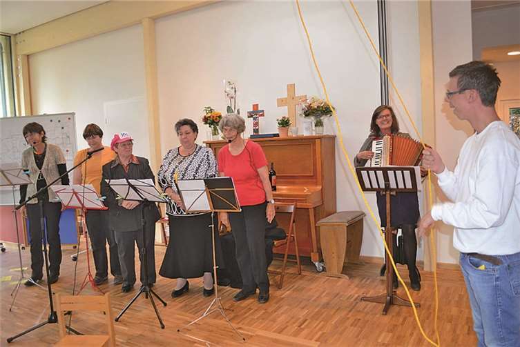 Die Gruppe „Holy Hotline“ brachte so manchen Gag aus der Bauzeit zu Gehör.