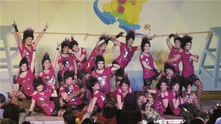 Die Gruppe „Kassiopeia“ beim Auftritt am Rosenmontag in Lehmen anlässlich des „bunten Abends“ .privat