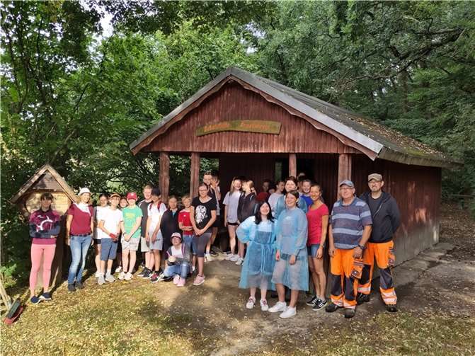 Die Gruppe „Kehrig“ hat hier die Hütte komplett neu gestrichen.  Foto: Thiemo Metzroth