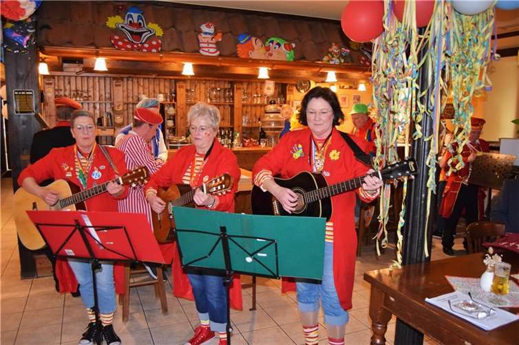 Die Gruppe „Kleevkurschte“ und die Altstadtrebellen trugen mit humorvollen Vorträgen und musikalischen Einlagen zur Unterhaltung bei. Foto: privat