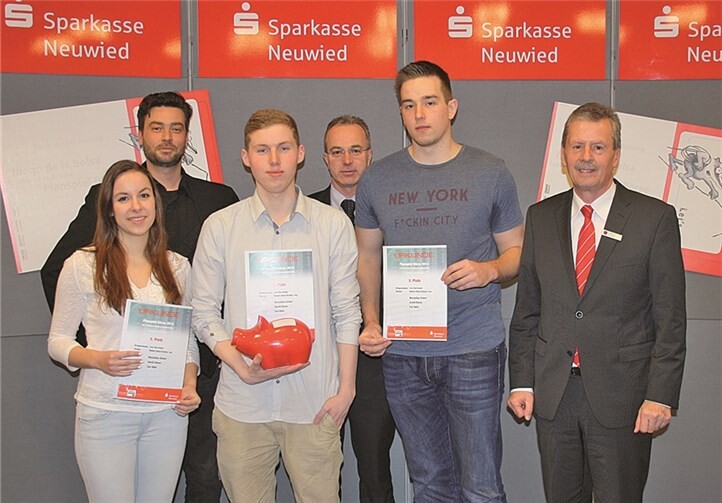 Die Gruppe „Let’s Surrender“, mit Lisa Rolle, Max Scheel und Jannik Diener, gewann mit einer Rendite von über 11 Prozent das „Planspiel Börse“.