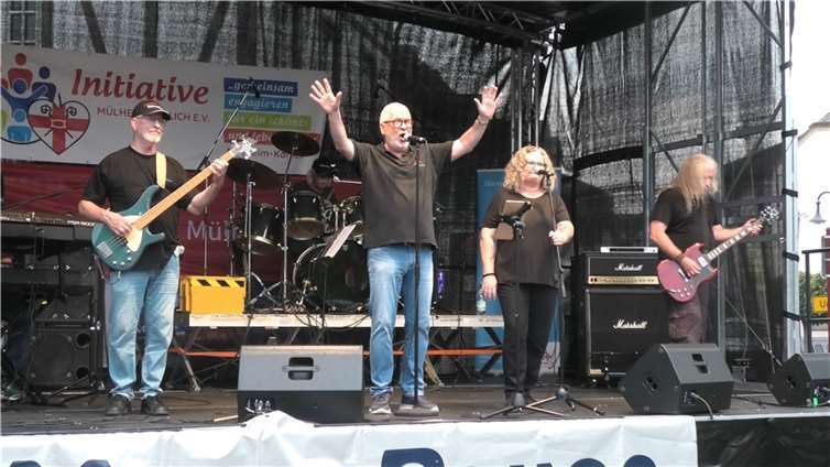 Die Gruppe „Men-o-Pause“ hat in Mülheim-Kärlich besonders viele Fans. Am Sonntag Abend sorgte die Gruppe mit rockigen Liedern für gute Laune auf dem Kolpingplatz.