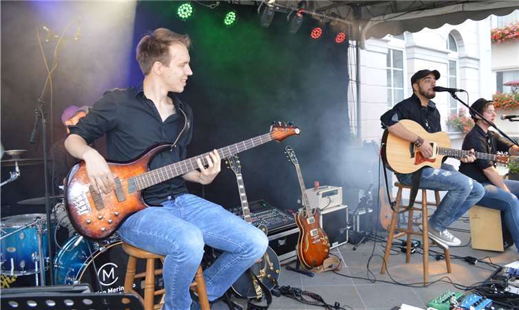 Die Gruppe „Meringolo & Friends“ sorgte mit ihren Hits für gute Stimmung. Fotos: AB