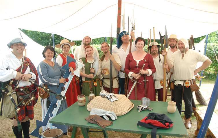 Die Gruppe Milites Sentiacum aus Sinzig stellte eine Söldnergruppeaus dem Jahr 1450 dar. Sie campierte zwei Tage am Fuß der Burgruine Reichenstein.KER