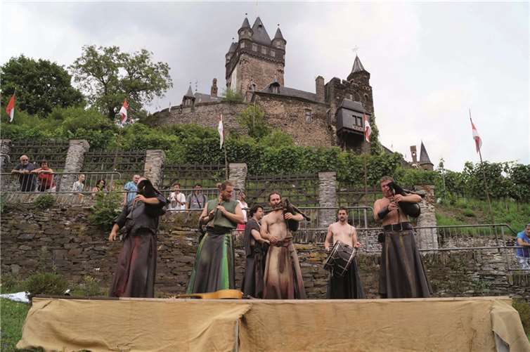 Die Gruppe „Spectaculatius“ empfing im Rosenhof das interessierte Publikum auf mittelalterliche Weise.