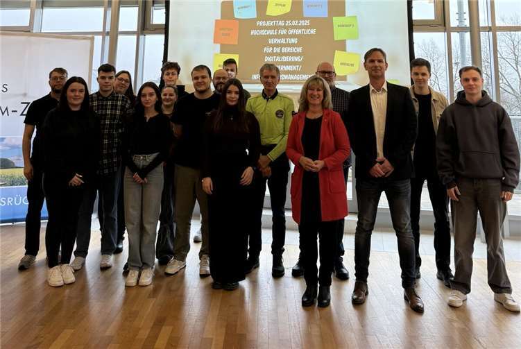Die Gruppe Studierender mit Landrätin Anke Beilstein, Michael Kaspers und Hermann Diederichs von der Kreisverwaltung sowie Frank Lenz und Frank Regnier von der Hochschule. Quelle: Kreis Cochem-Zell