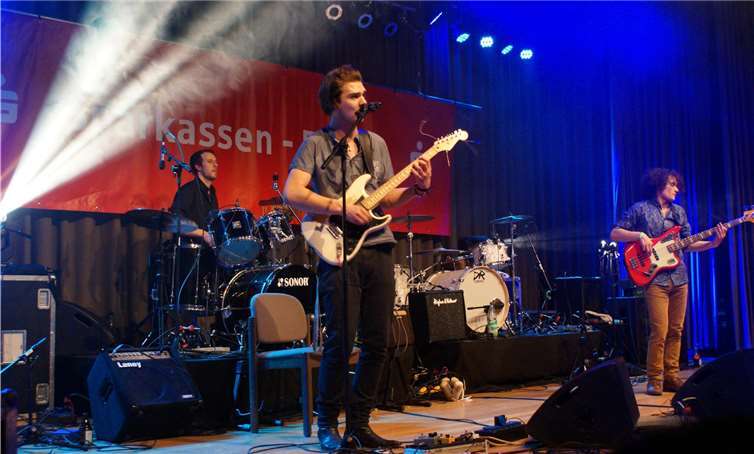 Die Gruppe „The Boomboxes“ mit Sänger Stefan Püschel präsentierte Bluesrock. Neben bekannten Blues-Klassikern spielte das Trio bei der Sparkassen-Rocknacht auch eigene Stücke.