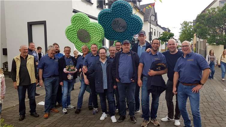 Traditions-Pflege ist das Erfolgsrezept der „Örmser“ Kirmes Die Gruppe „Tümpelkrähen“ sorgte für den Transport der Kirmeskrone zum Festplatz.