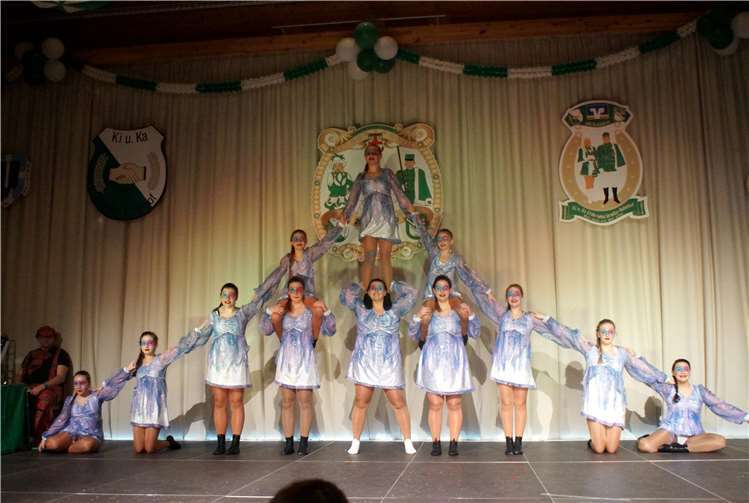 Die Gruppe „Young Flames“ präsentierte nebeneinem Gardetanz auch einen akrobatischen Showtanz.