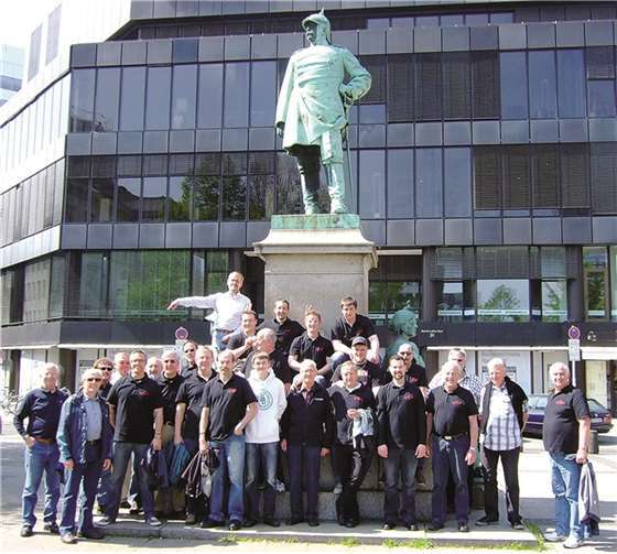 Die Gruppe am Denkmal Otto von Bismarcks auf dem Martin-Luther-Platz. privat
