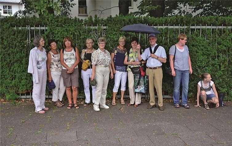 Die Gruppe am Eingang zum Palais Schaumburg.  privat