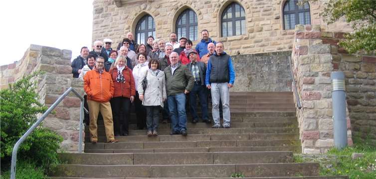 Die Gruppe am Fuße des Hambacher Schlosses.privat