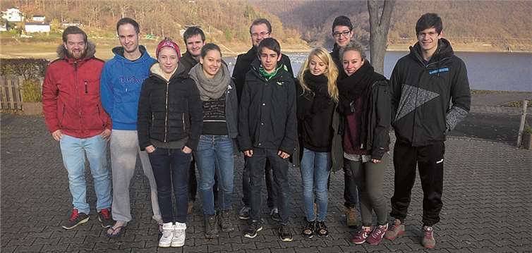 Die Gruppe am Haus in Simmerath-Woffelsbach mit der Rur-Talsperre im Hintergrund.privat