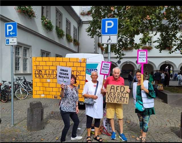 Die Gruppe am Rathaus.  Foto: privat
