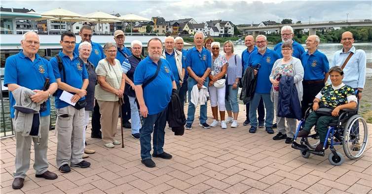 Die Gruppe am Schiffsanleger in Vallendar. Foto: MGV "Eintracht" 1874 Weißenthurm