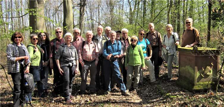 Die Gruppe am verborgenen Goethestein mitten im Wald.Foto: privat