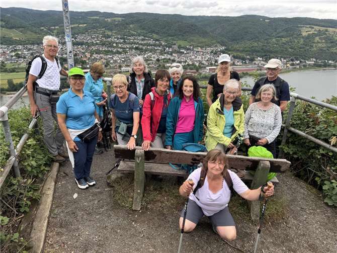 Die Gruppe an der Reuterslay mit dem malerischen Panoramablick ins Rheintal und auf heinbrohl. Foto: Rolf Niemeyer